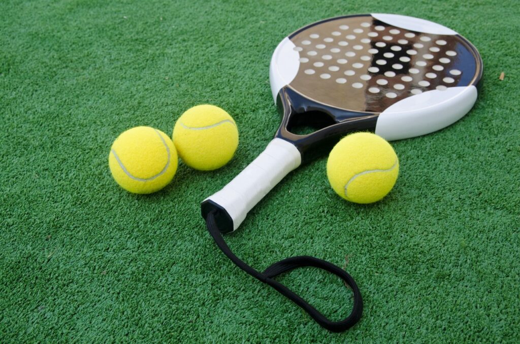 Racchetta da padel con palline