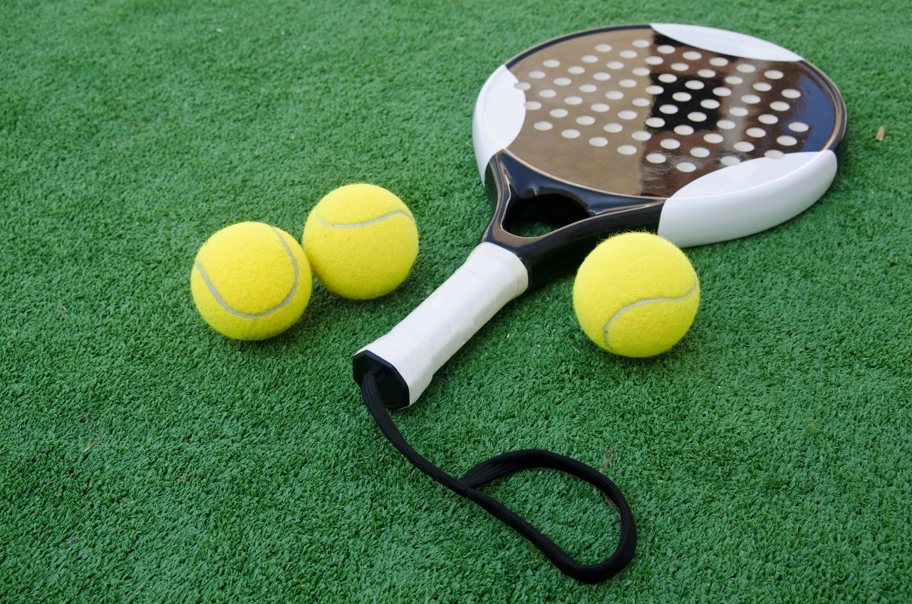 Racchetta da padel con palline